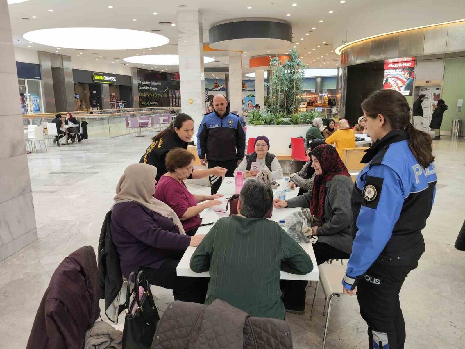 Polis vatandaşları bilgilendirmeye devam ediyor
