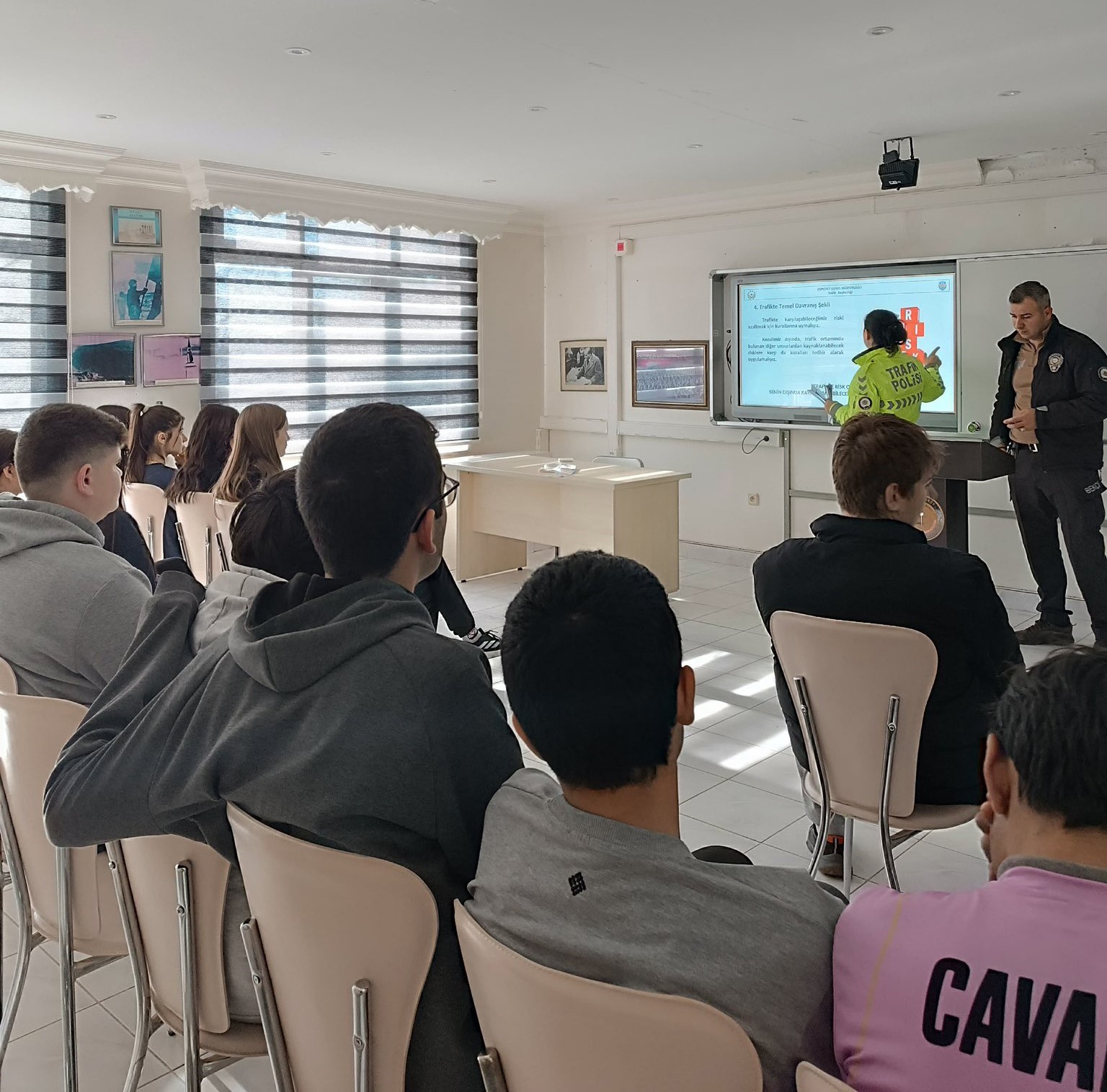 Pehlivanköy’de lise öğrencilerine "Trafik Dedektifleri" eğitimi verildi