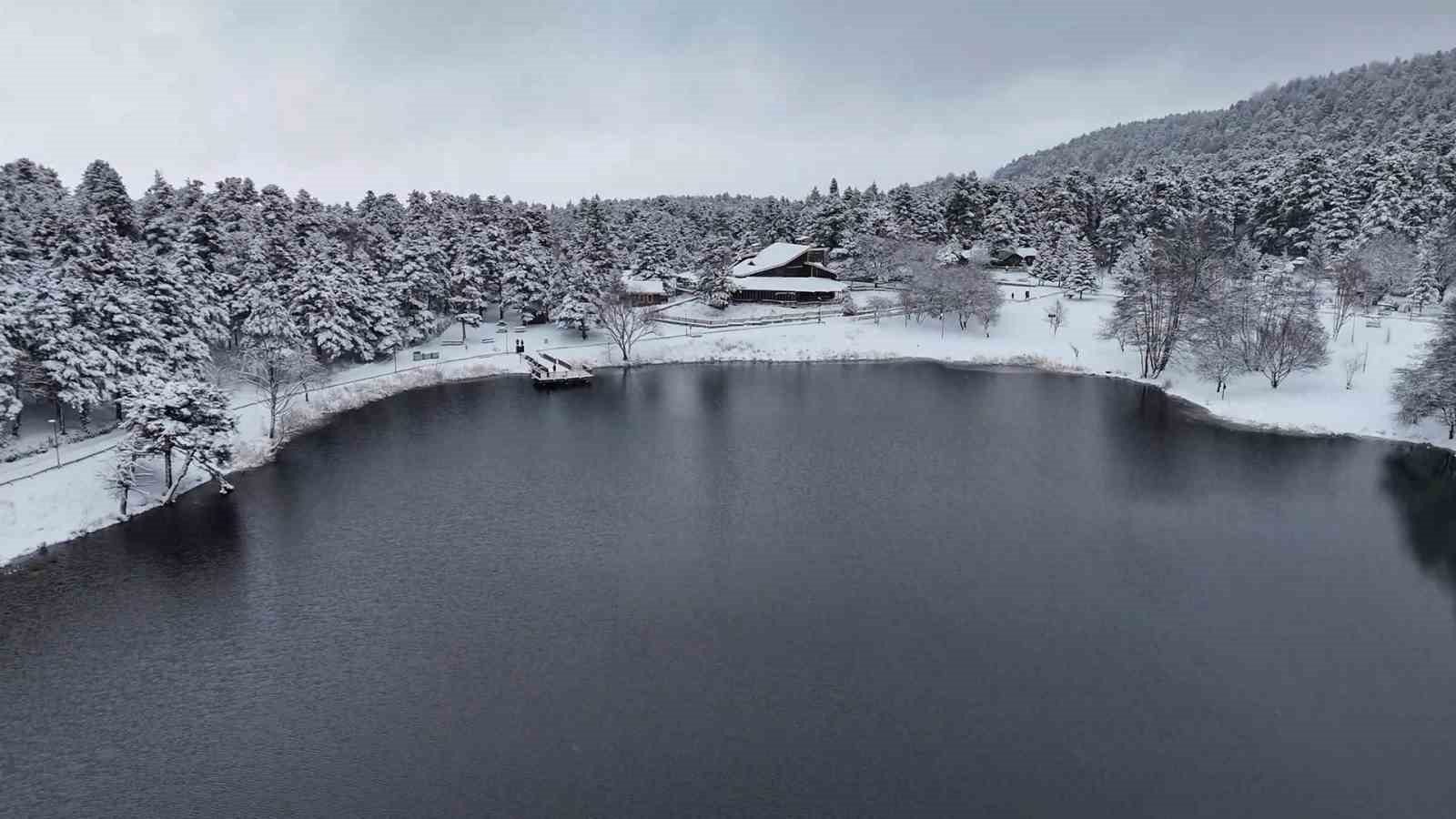 Bolu&rsquo;nun incisi beyaza b&uuml;r&uuml;nd&uuml;, ortaya kartpostallık g&ouml;r&uuml;nt&uuml;ler &ccedil;ıktı
