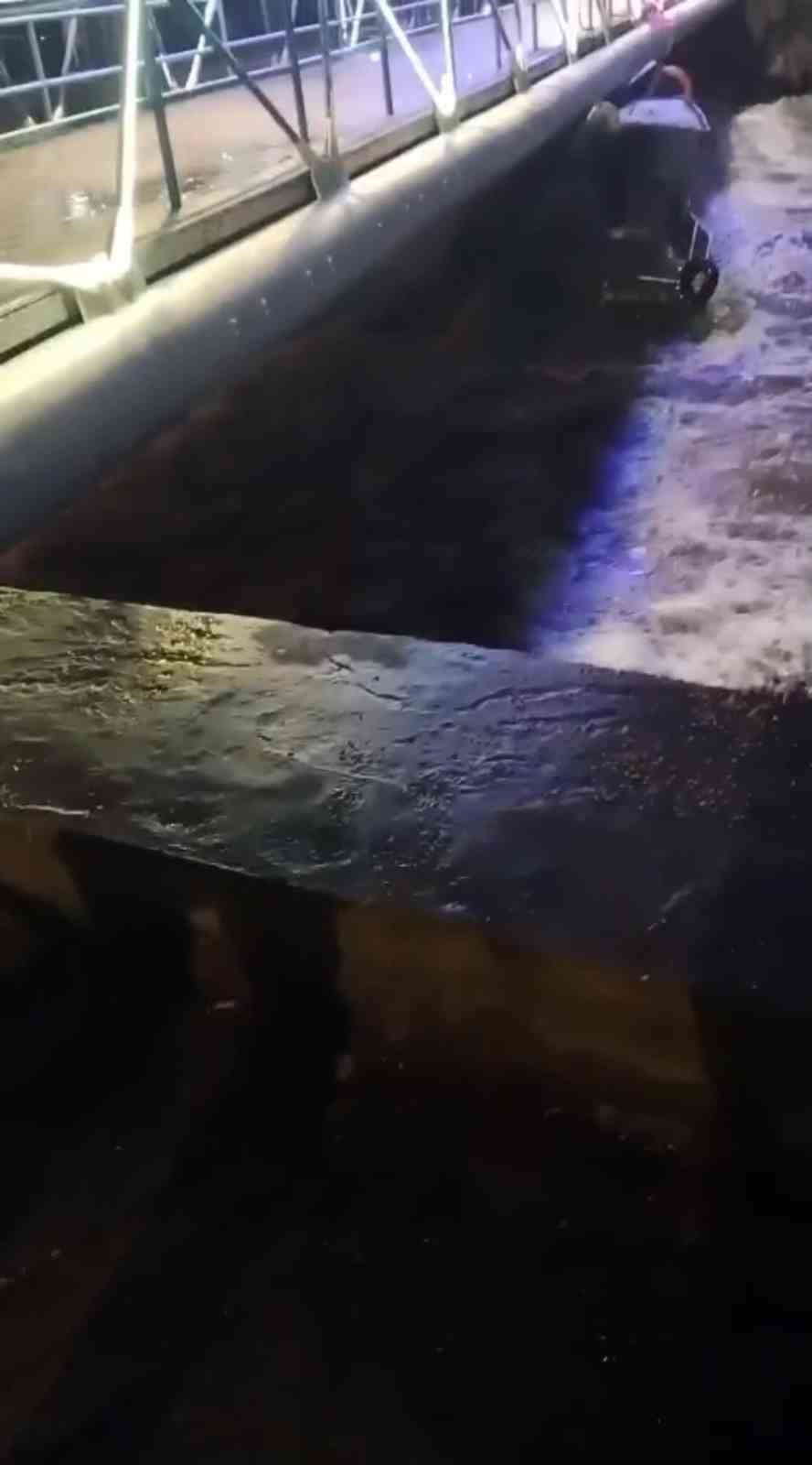 Dalgalarla savrulan balık&ccedil;ı teknesinin kurtarılma anları ortaya &ccedil;ıktı
