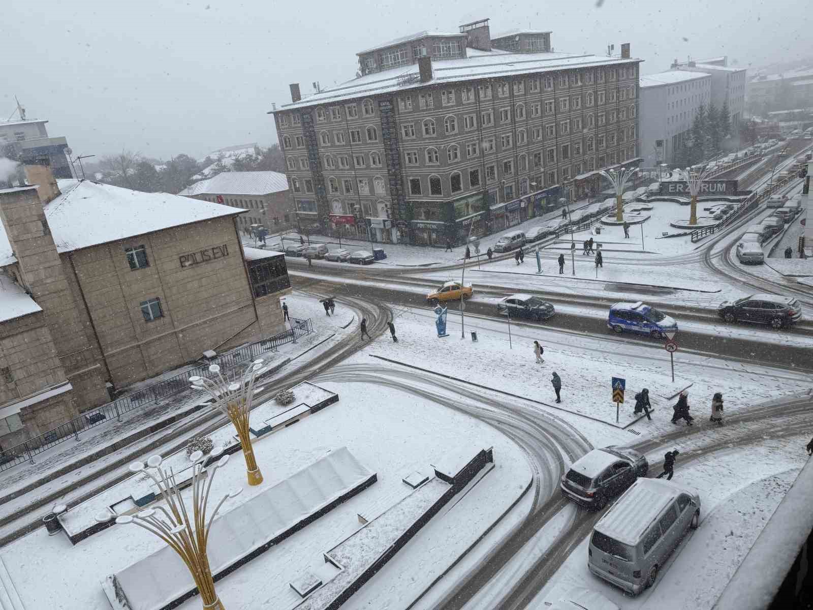 Erzurum&rsquo;da kar yağışı etkili oluyor
