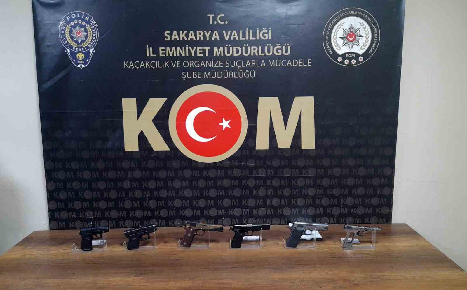 Polisten 4 ayrı operasyon: 8 ruhsatsız silah ele geçirildi, 4 şüpheli gözaltına alındı
