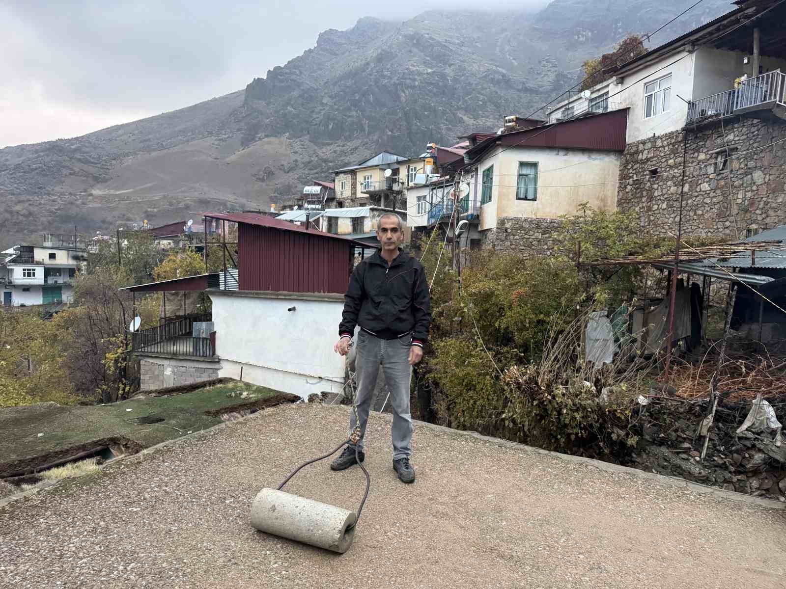 Çüngüş’te toprak evlere loğ çekiliyor