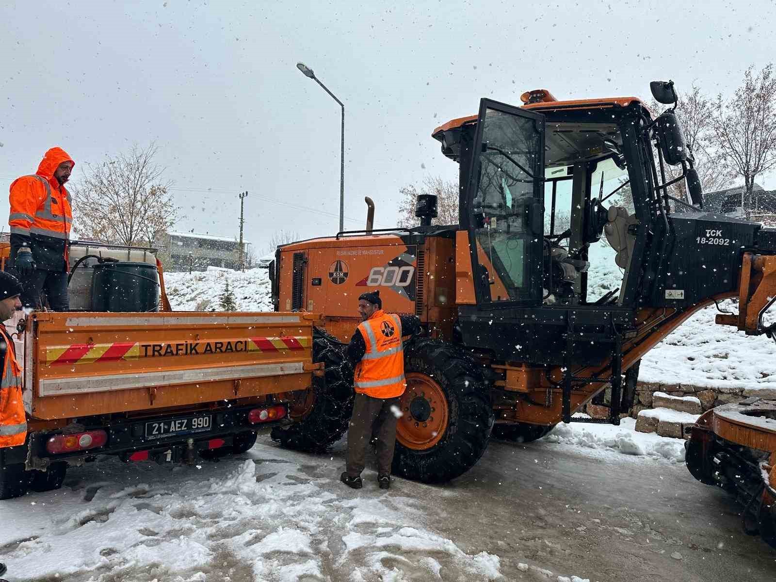 Şırnak’ta "turuncu kod" alarm: 22 araç yollarda kaldı