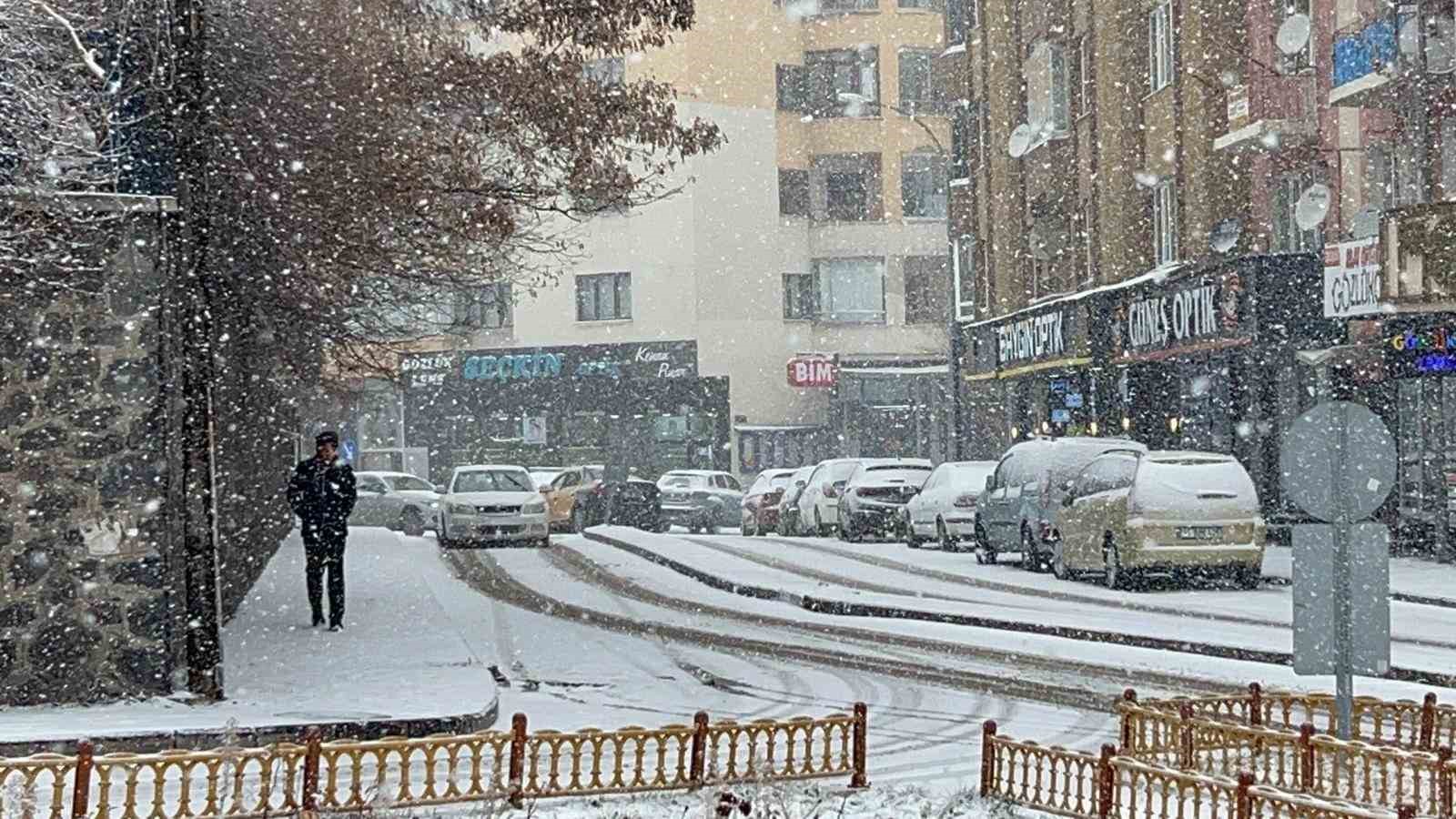 Erzurum’da ulaşıma kar engeli