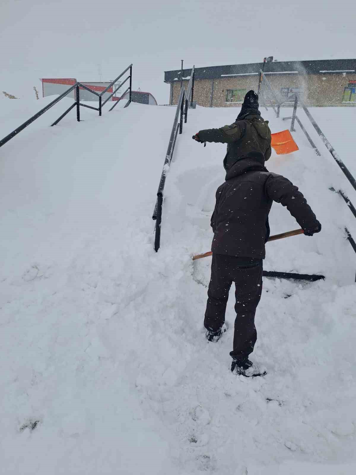 B&uuml;y&uuml;kşehirin karla m&uuml;cadele ekipleri tam kadro sahada
