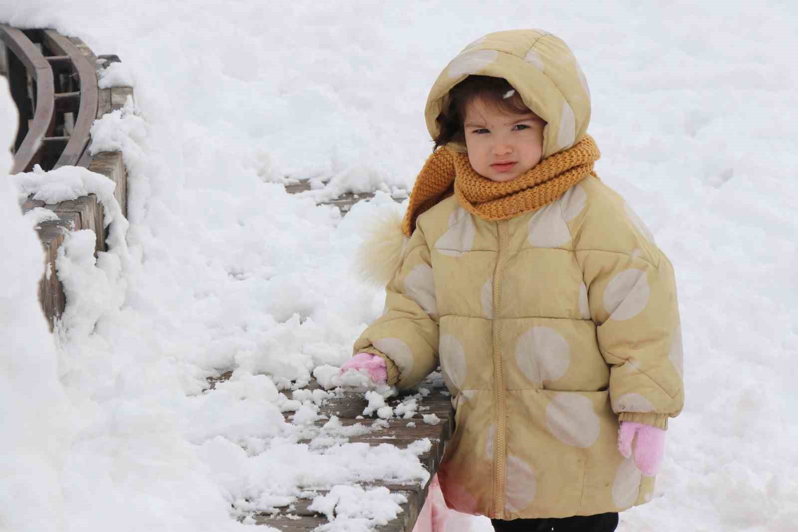 Bolu&rsquo;da kar yağışının tadını &ccedil;ocuklar &ccedil;ıkardı: Parklar kayak pistine d&ouml;nd&uuml;
