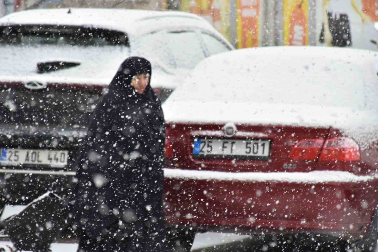 Oltu ilçe merkezine mevsimin ilk karı düştü