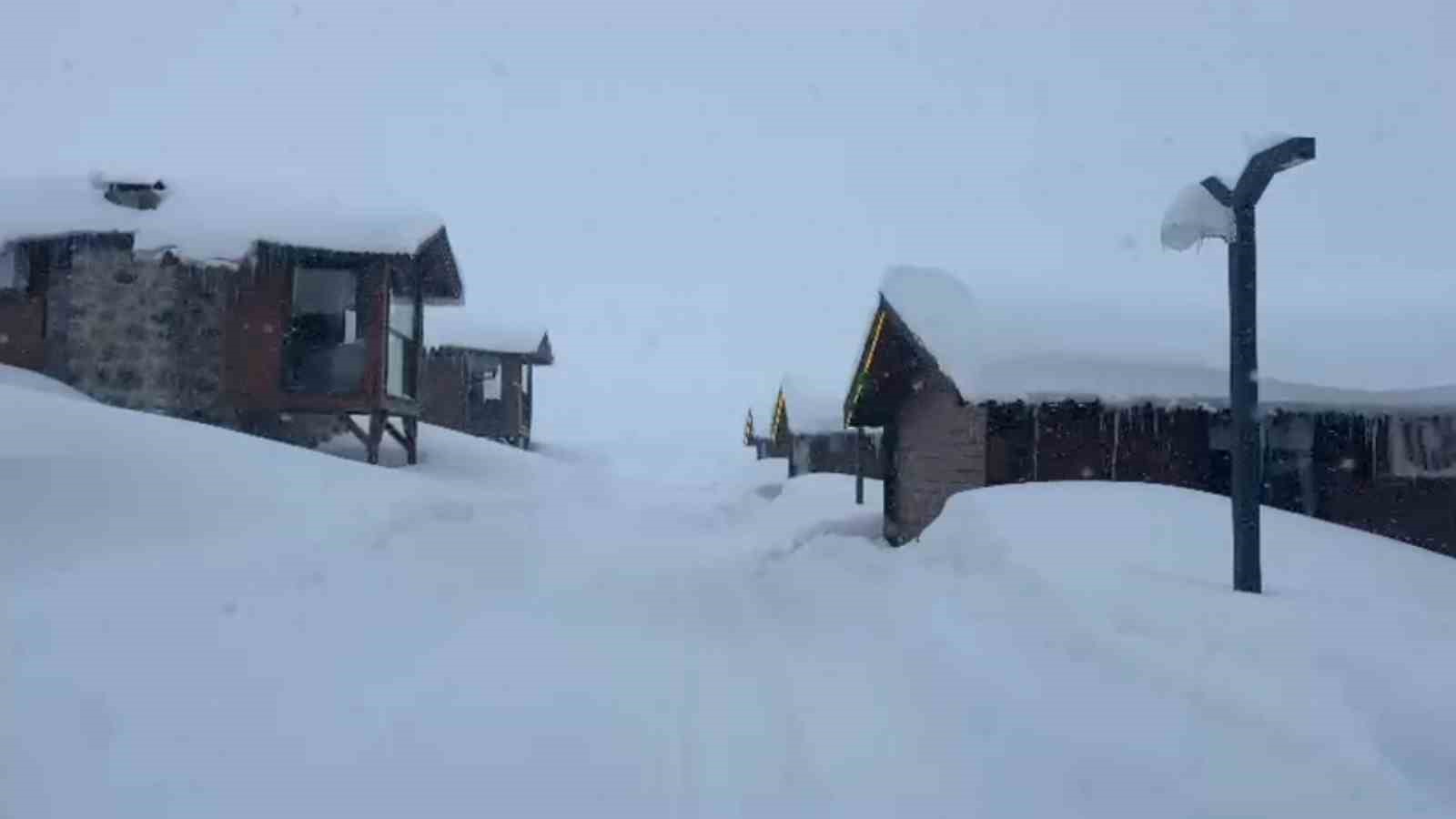 Rize&rsquo;de y&uuml;ksek tepeler beyaza b&uuml;r&uuml;nd&uuml;
