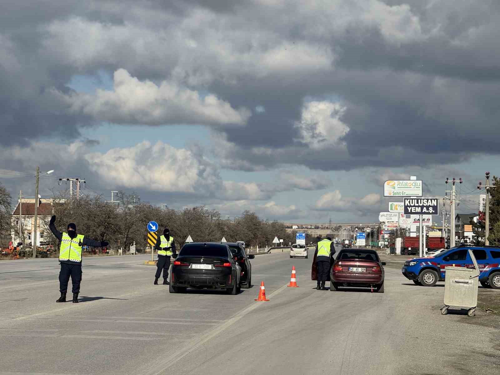 Jandarma yılbaşı öncesi trafik denetimlerini artırdı