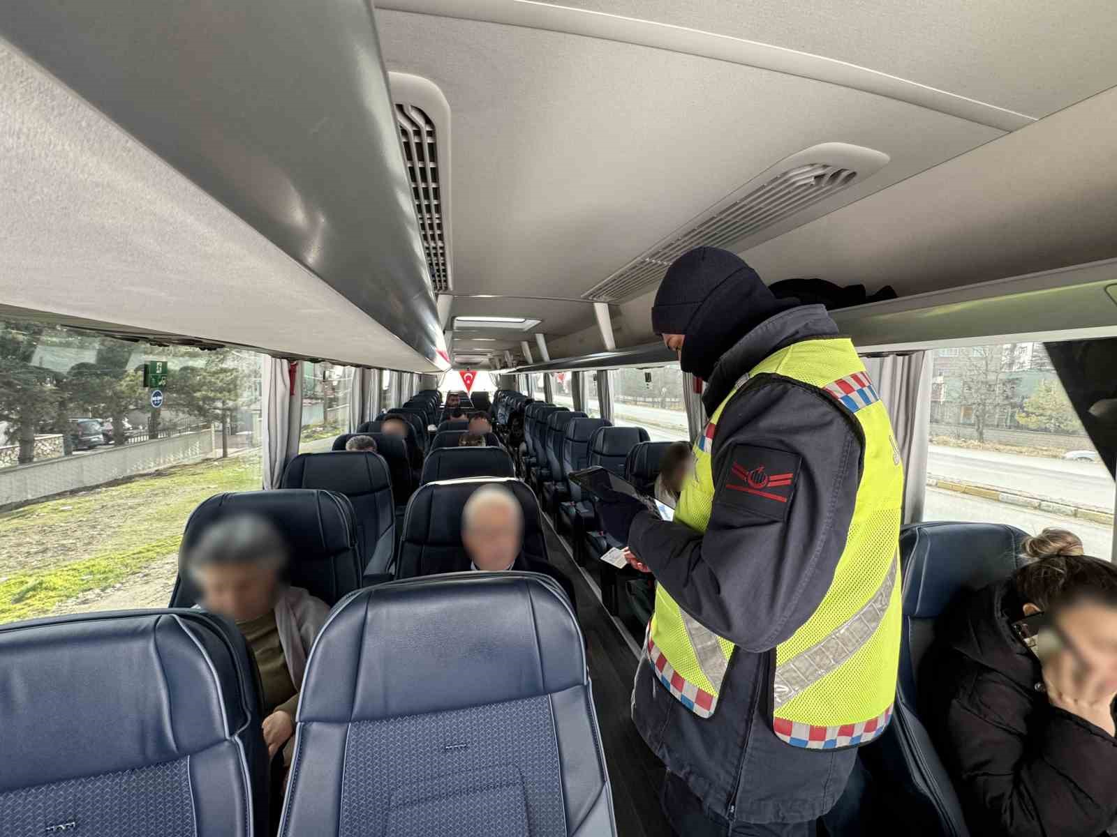 Jandarma yılbaşı &ouml;ncesi trafik denetimlerini artırdı
