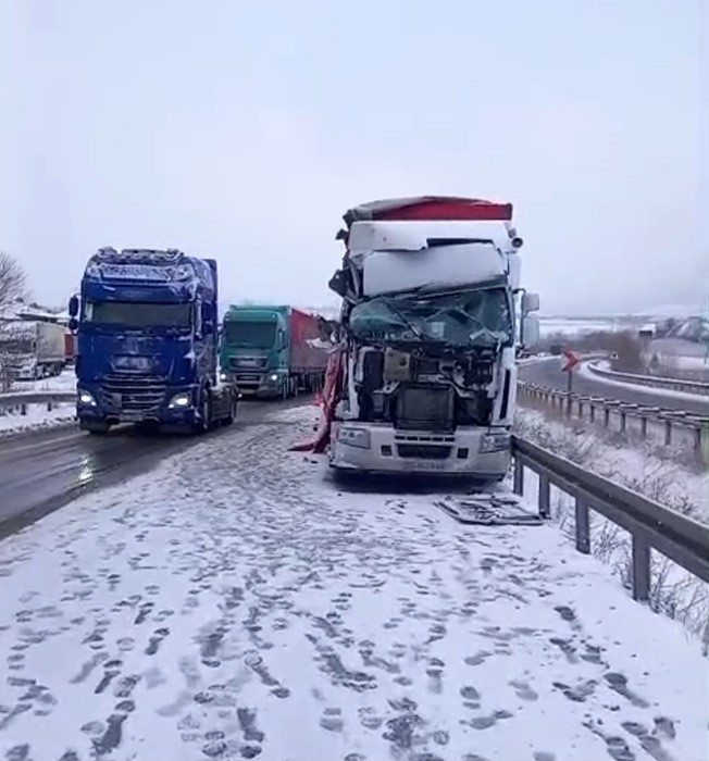 Ağa&ccedil;lar devrildi yol kapandı, ara&ccedil;lar kayıp kaza yaptı
