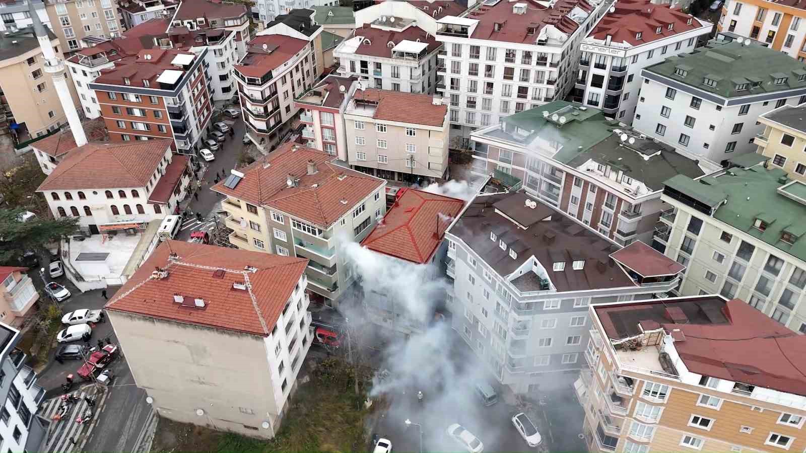 &Ccedil;ekmek&ouml;y&rsquo;de mobilya at&ouml;lyesinde &ccedil;ıkan yangın korkuttu: 3 katlı bina kullanılamaz hale geldi
