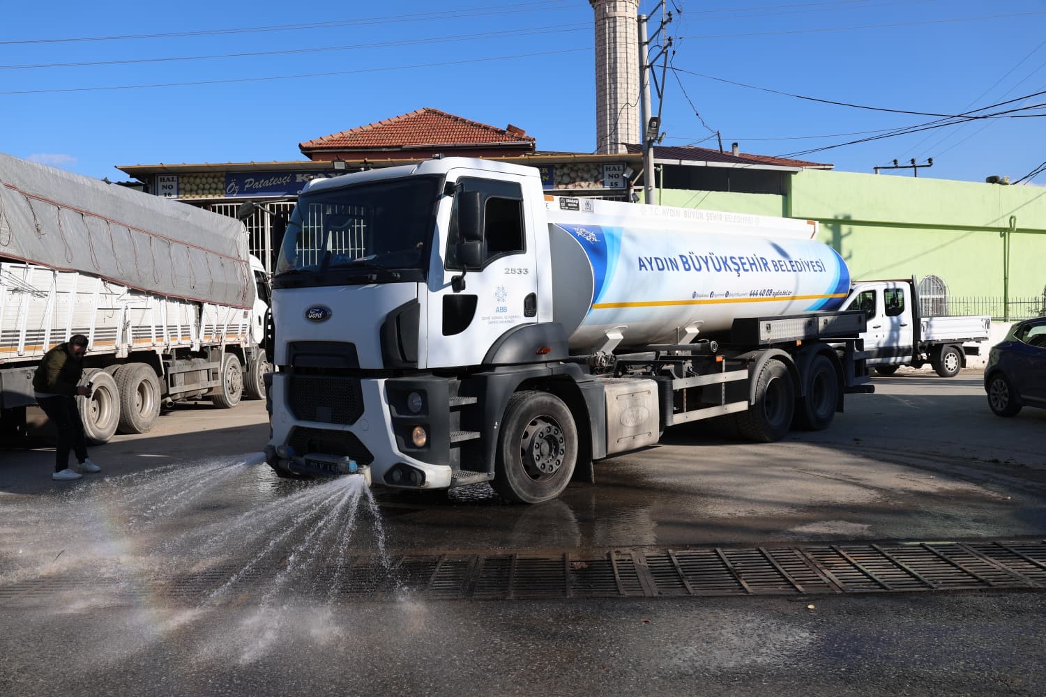 B&uuml;y&uuml;kşehir ekipleri Acarlar Hali&rsquo;ni temizledi
