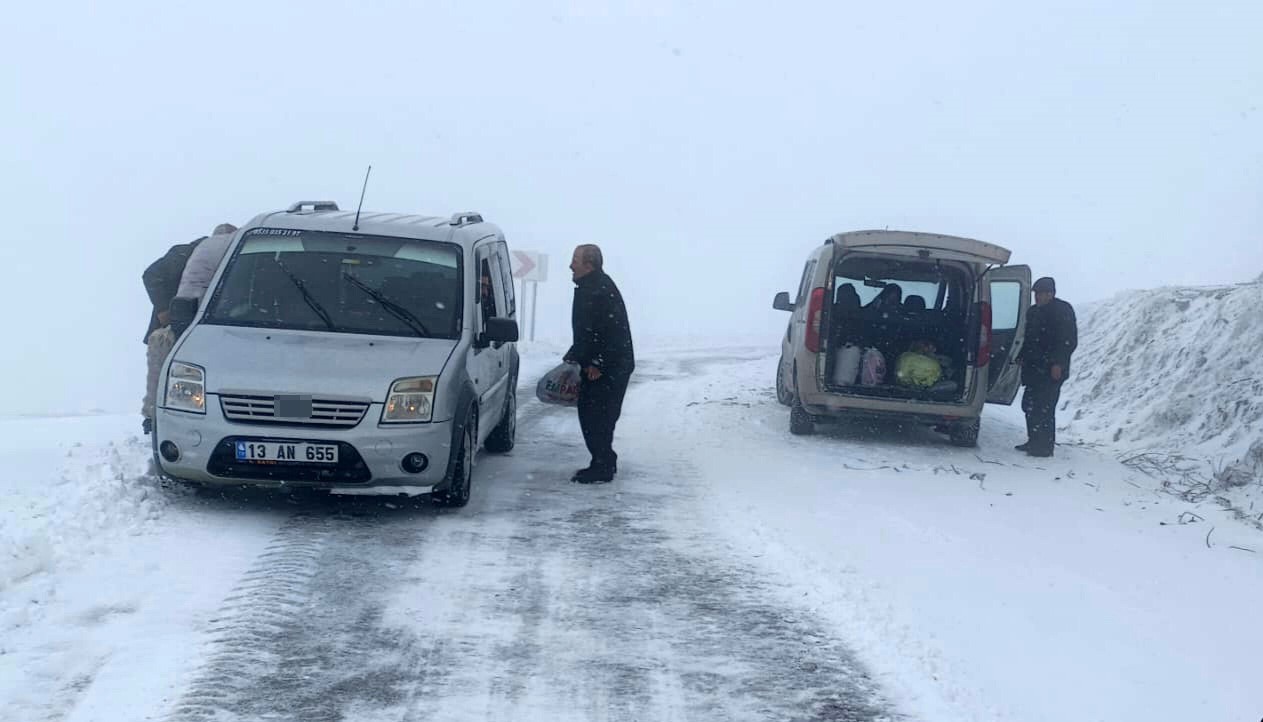 Hask&ouml;y-Mutki karayolu kar ve tipi nedeniyle ulaşıma kapatıldı
