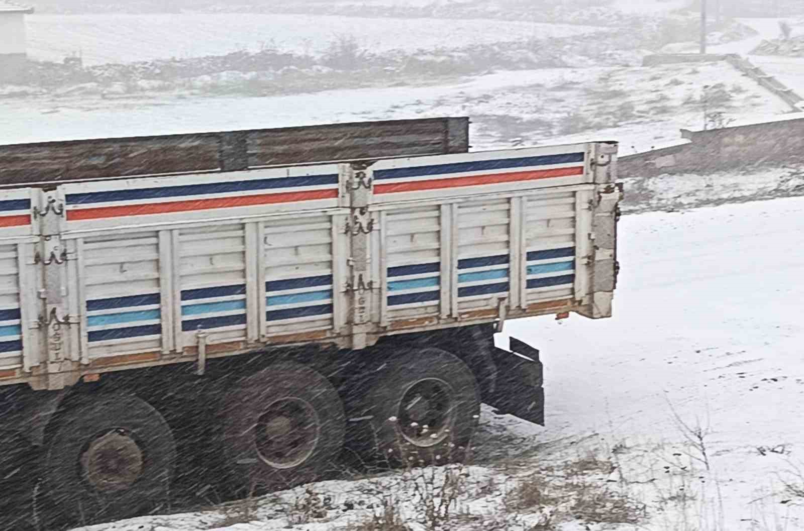 Eskişehir&rsquo;in kırsalı beyaza b&uuml;r&uuml;nd&uuml;
