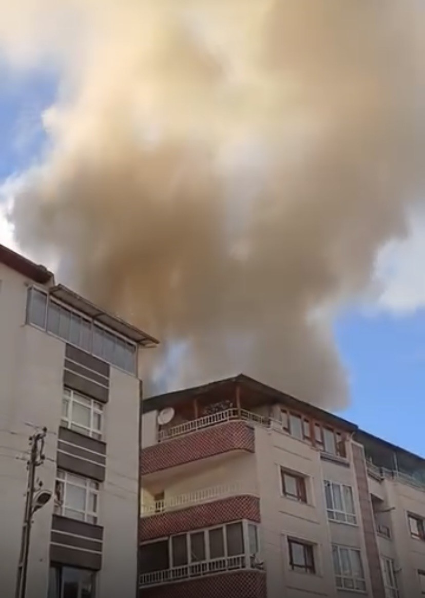 Ankara’da binanın çatısı alev alev yandı