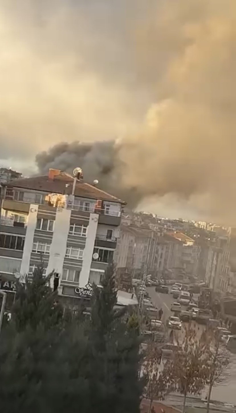 Ankara&rsquo;da binanın &ccedil;atısı alev alev yandı
