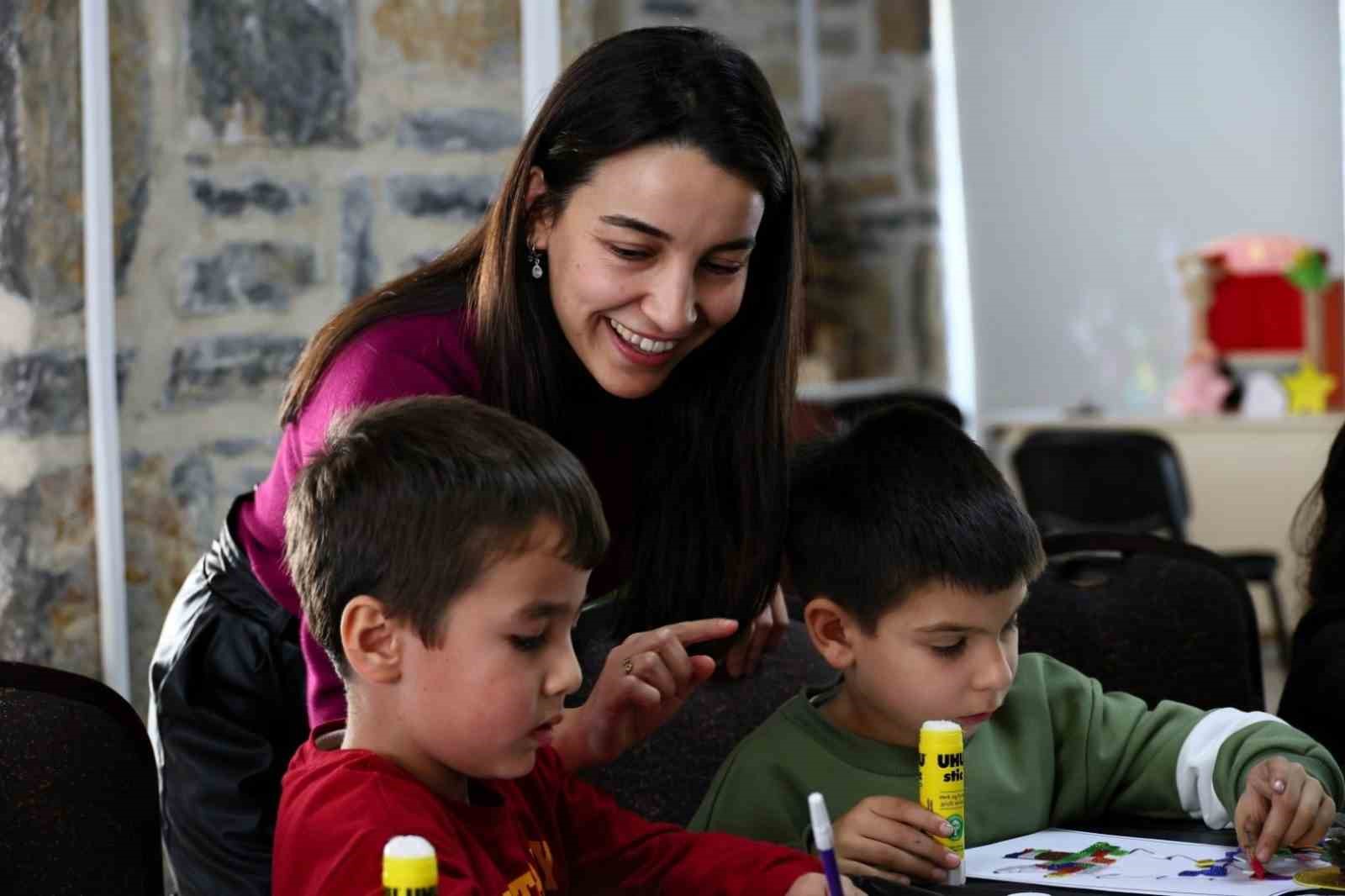 Belediyeden &ccedil;ocuklara y&ouml;nelik yılbaşı at&ouml;lyesi
