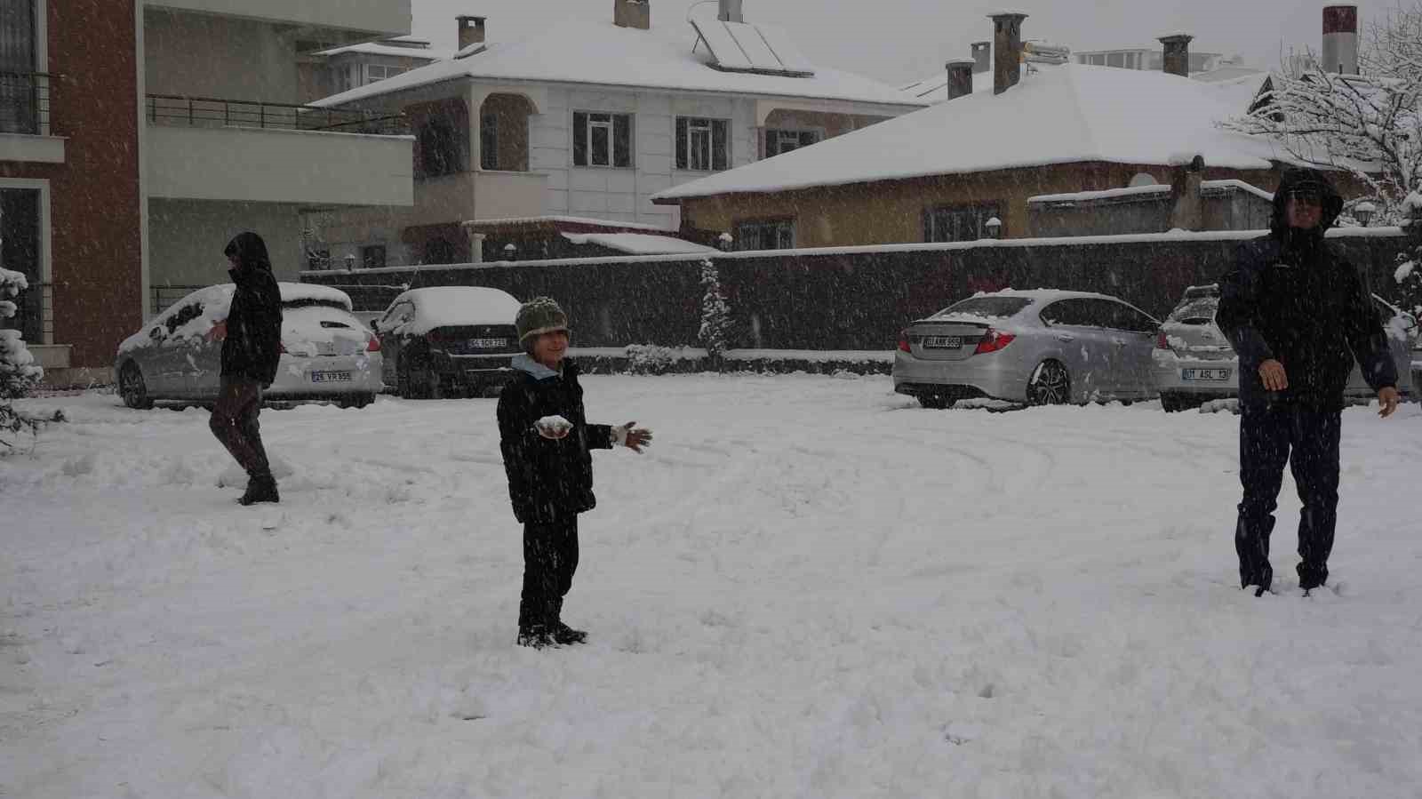 Erciş’te vatandaşların kar sevinci