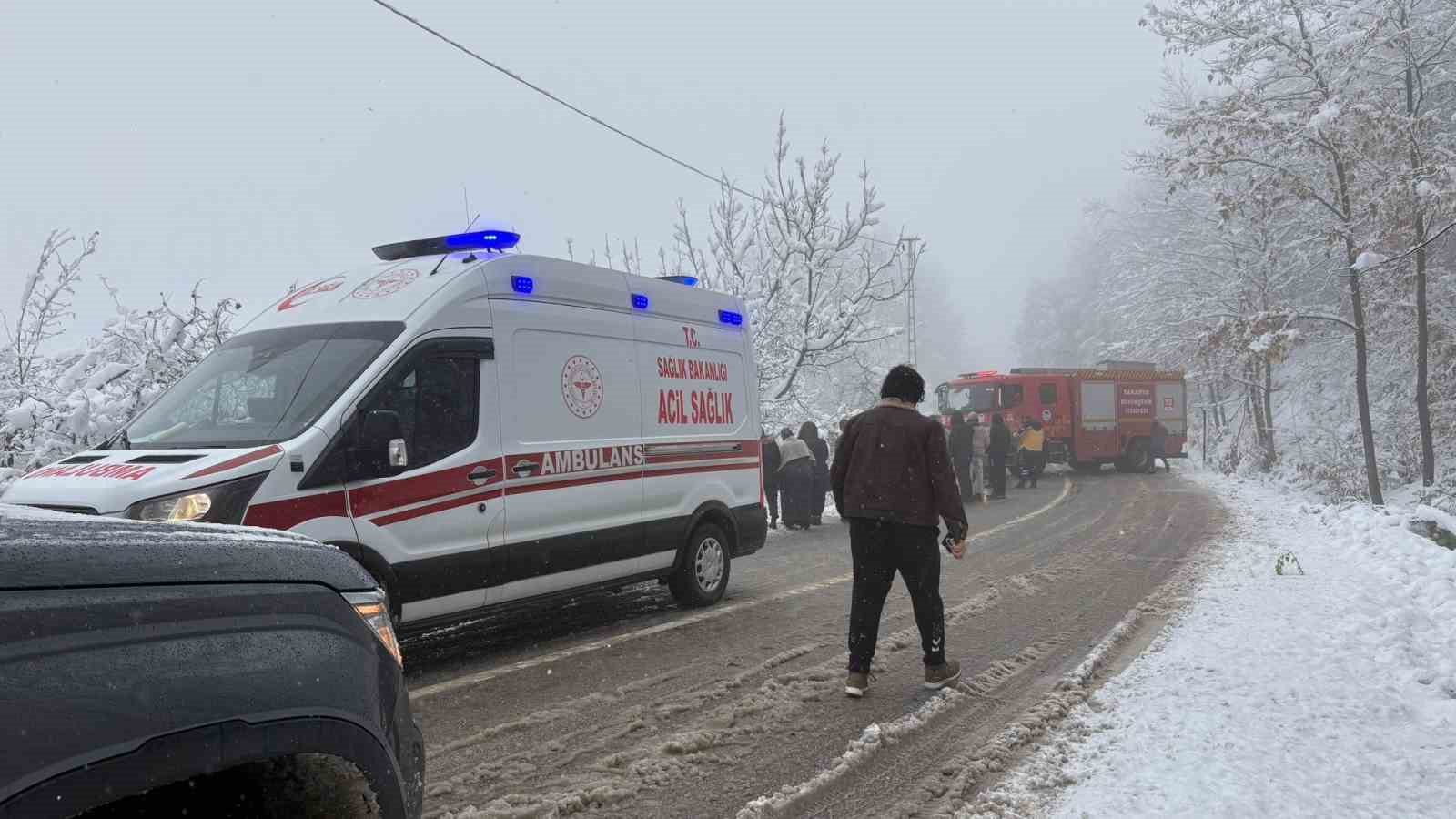 Kar sebebiyle kayganlaşan yolda kontrolden &ccedil;ıkan otomobil şarampole devrildi: 3 yaralı
