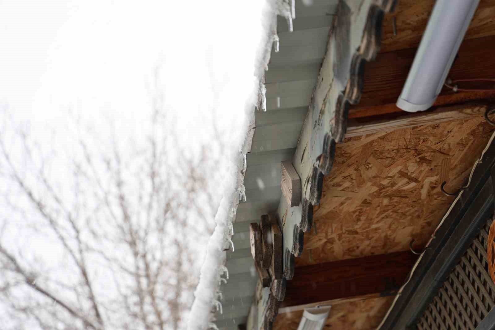 Elazığ&rsquo;da kar yağışı s&uuml;r&uuml;yor: 4 bin yıllık tarihi Harput beyaza b&uuml;r&uuml;nd&uuml;
