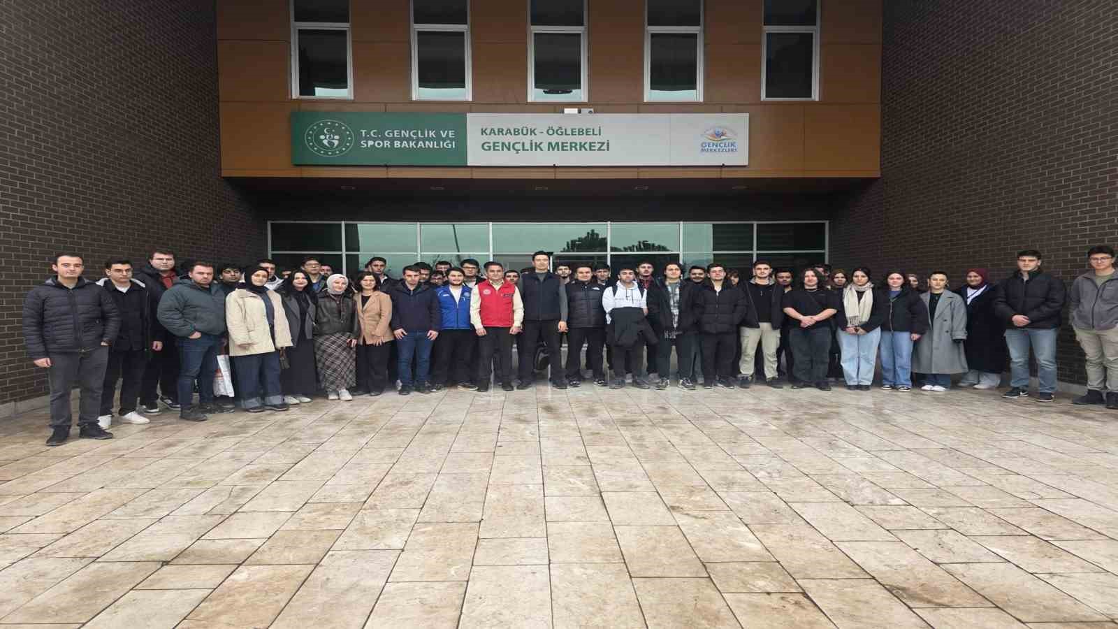 Bilişim Teknolojileri MYO öğrencileri Gençlik Merkezi’nde incelemelerde bulundu