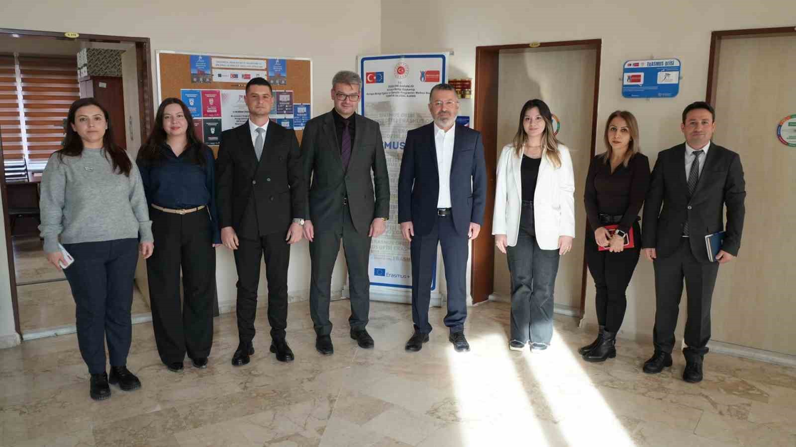 Rekt&ouml;r Kırışık, Uluslararası İlişkiler Koordinat&ouml;rl&uuml;ğ&uuml; ekibiyle bir araya geldi
