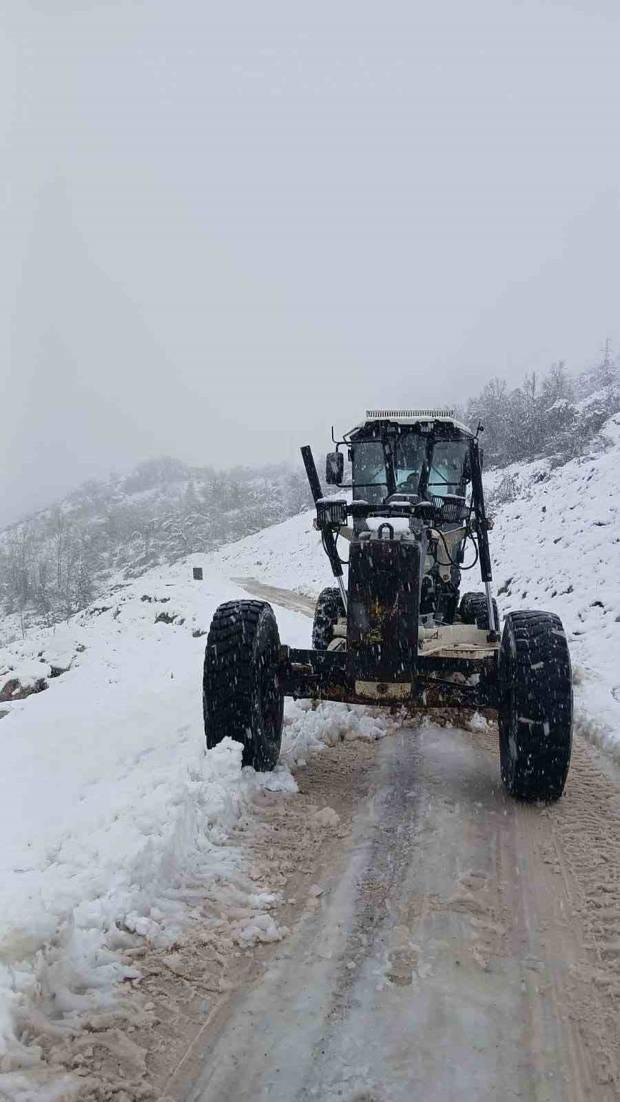 Karab&uuml;k&rsquo;te 112 k&ouml;y yolu ukaşıma kapandı
