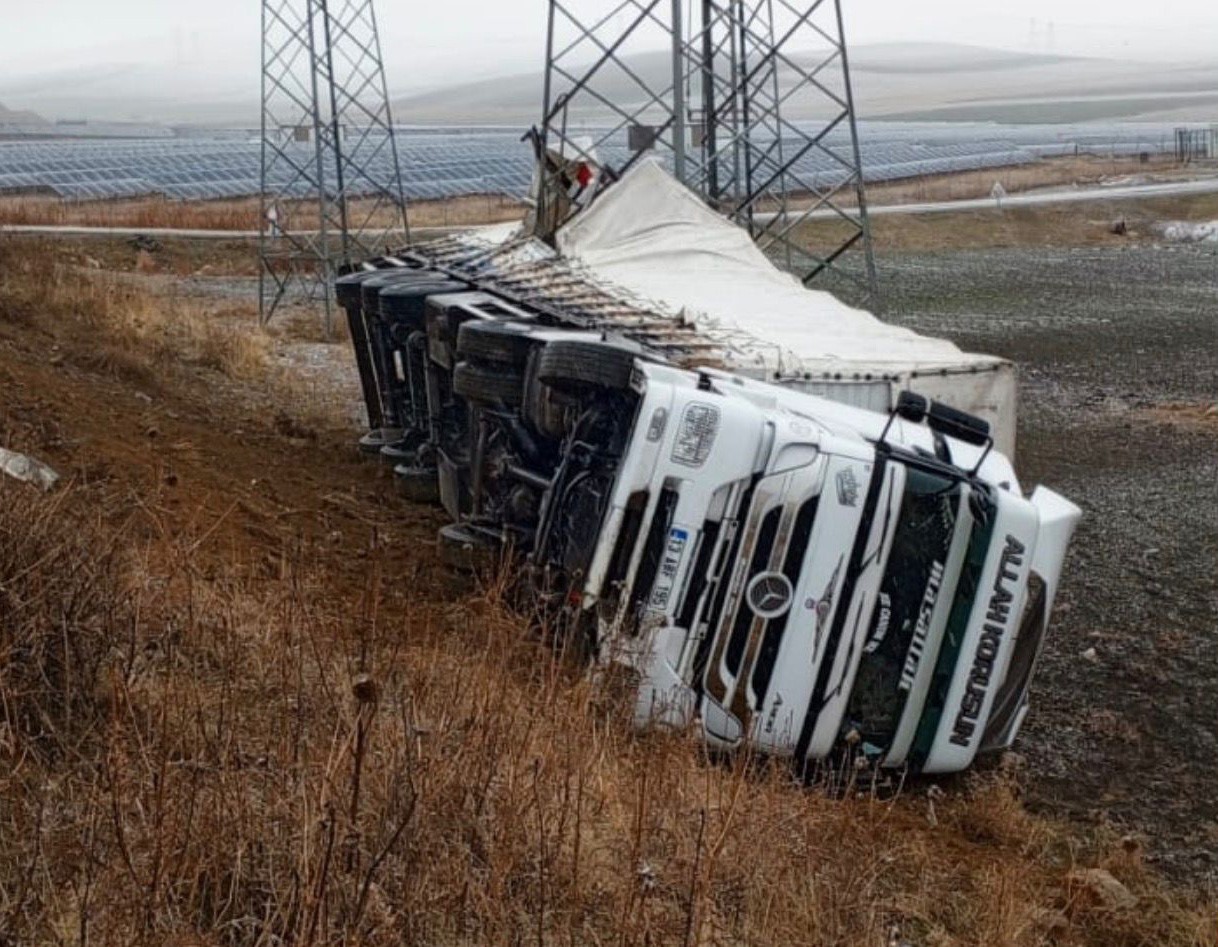 Muş’ta tır şarampole yuvarlandı