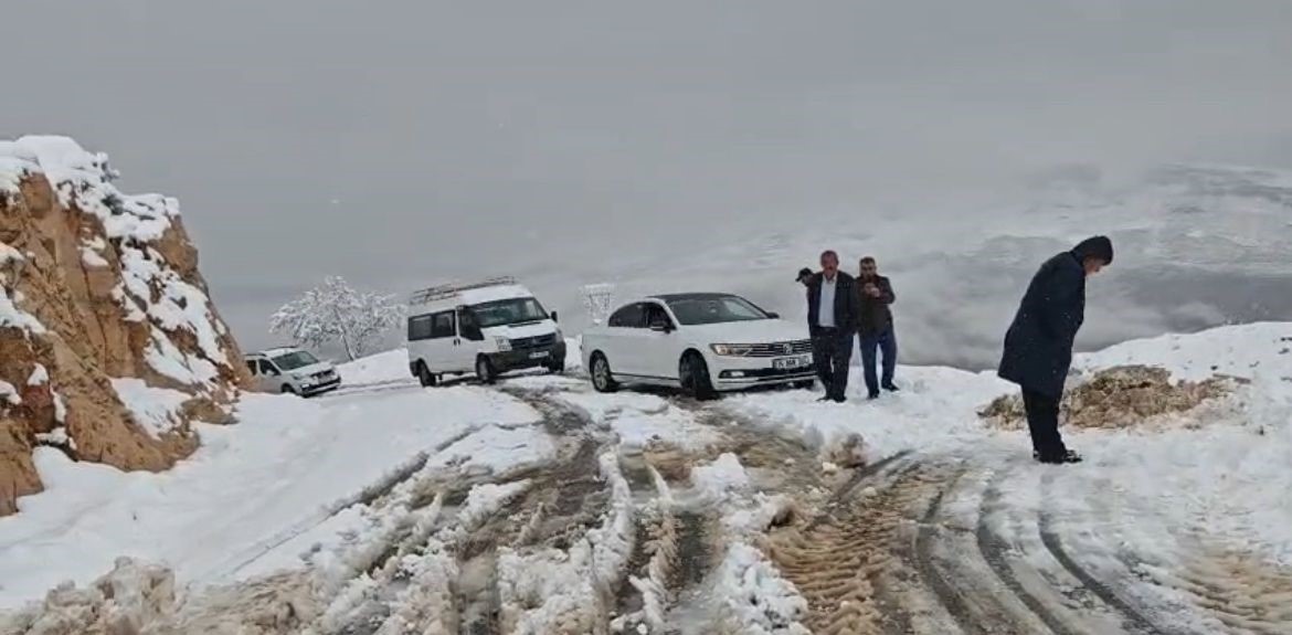Siirt’te 45 yolu ulaşıma kapandı, yolda kalan bazı araçlar kurtarıldı