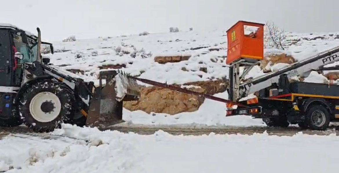 Siirt&rsquo;te 45 yolu ulaşıma kapandı, yolda kalan bazı ara&ccedil;lar kurtarıldı

