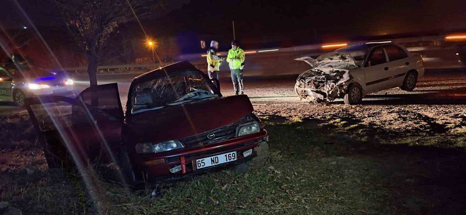 İki otomobil &ccedil;arpıştı: 1 &ouml;l&uuml;, 2 yaralı
