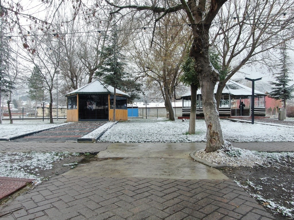Eskişehir&rsquo;in İn&ouml;n&uuml; il&ccedil;esinde kışın ilk kar yağışı heyecanı
