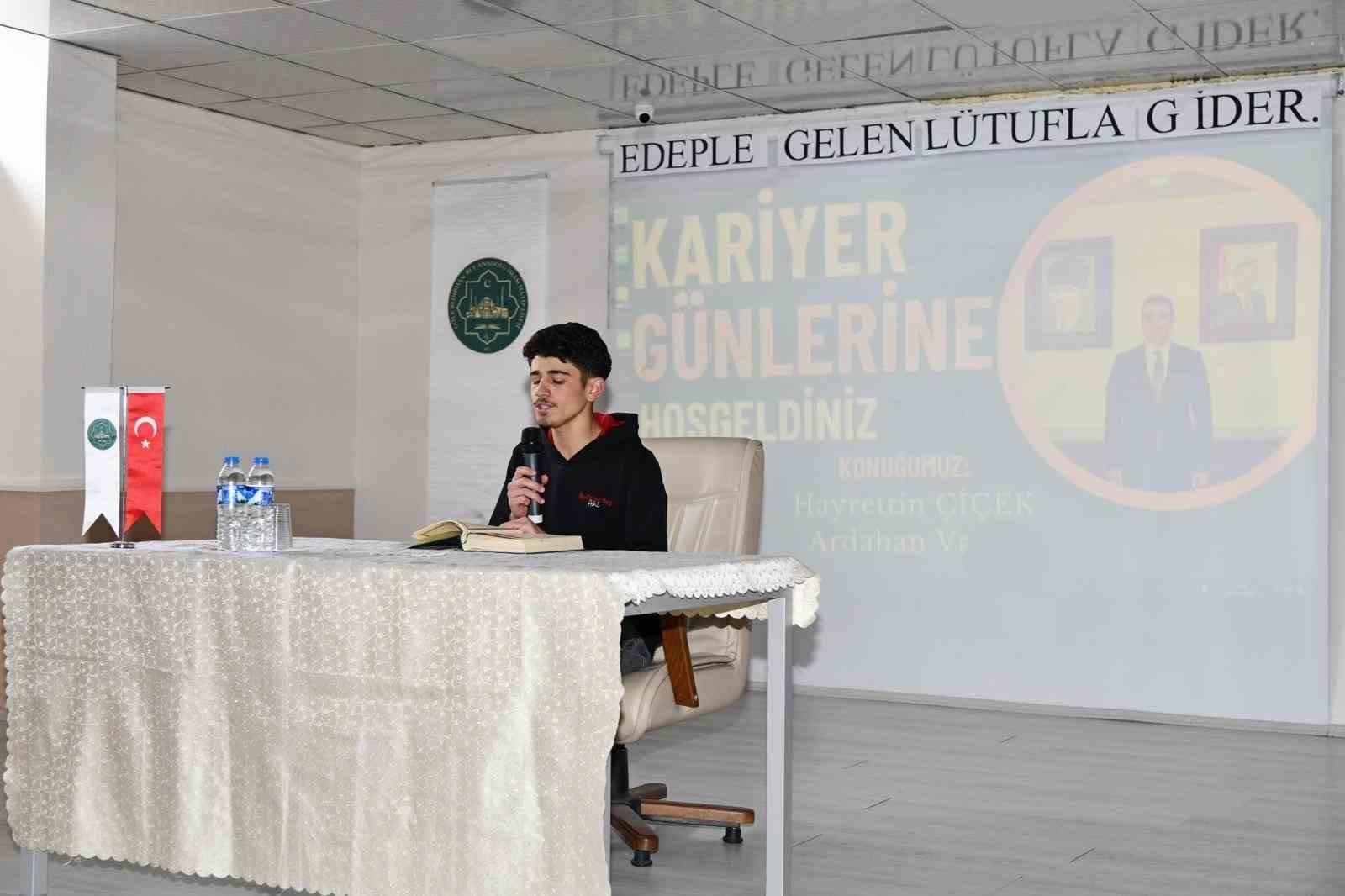 Ardahan Valisi Hayrettin &Ccedil;i&ccedil;ek, "Kariyer G&uuml;nleri" etkinliğinde &ouml;ğrencilerle bir araya geldi
