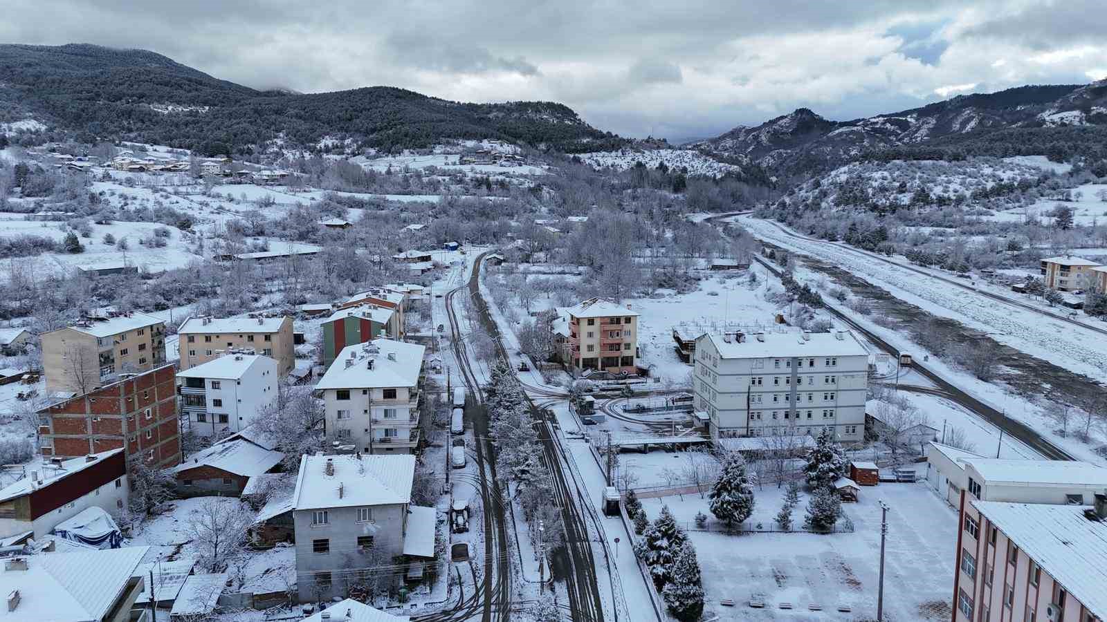 Kastamonu&rsquo;da kar il&ccedil;eleri beyaza b&uuml;r&uuml;d&uuml;
