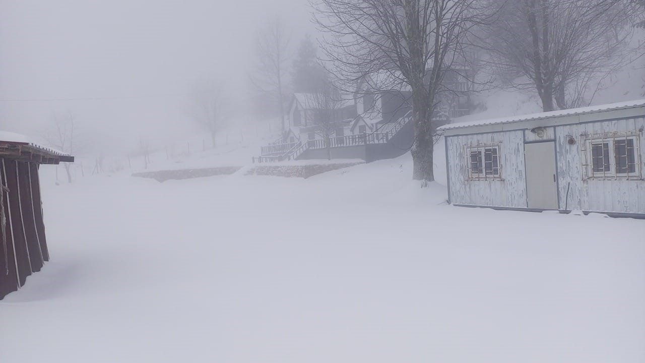 Y&uuml;ksek kesimlerde 20 santimetreye ulaşan kar, il&ccedil;e merkezinde de yağmaya başladı
