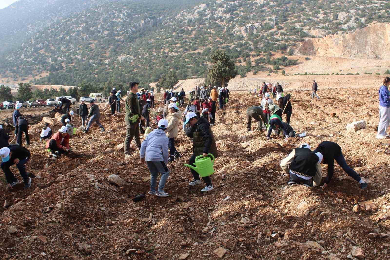 Korkuteli’nde 3 bin fidan toprakla buluştu