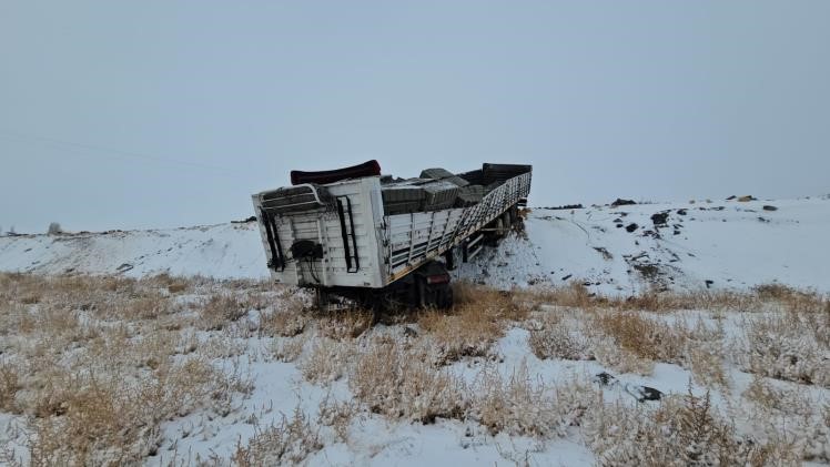 Adilcevaz&rsquo;da briket y&uuml;kl&uuml; tır devrildi: 1 yaralı
