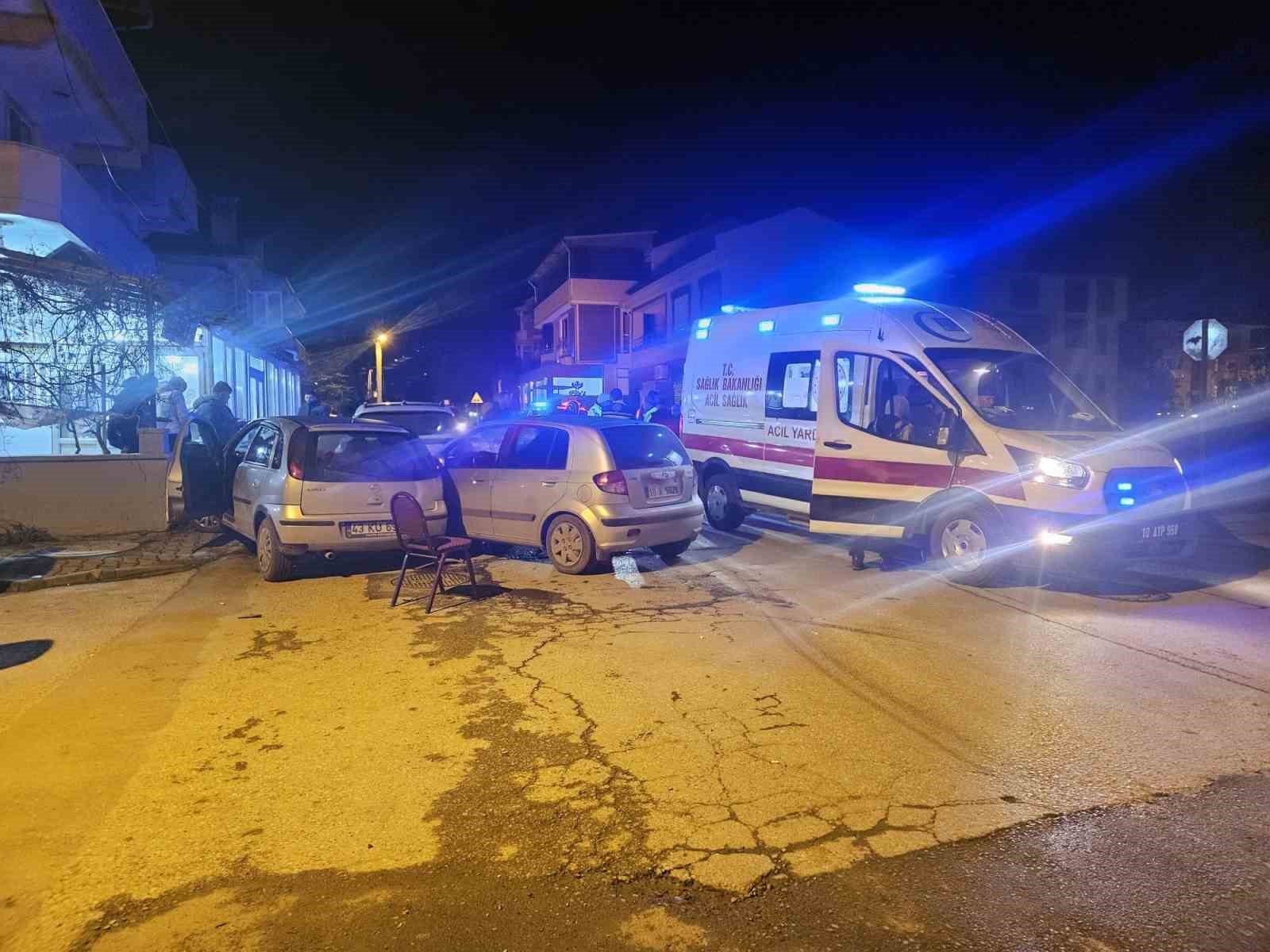 Balıkesir’de kavşakta 3 araç kaza yaptı