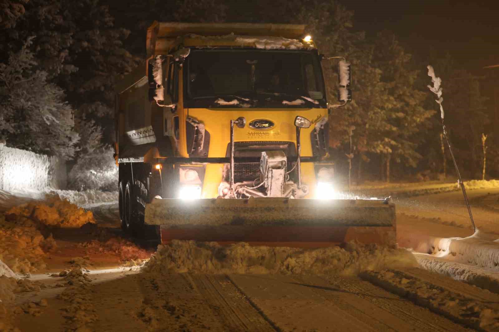 Karabük ve Safranbolu Belediyesi ekipleri kar küreme ve tuzlama çalışmalarını sürdürüyor