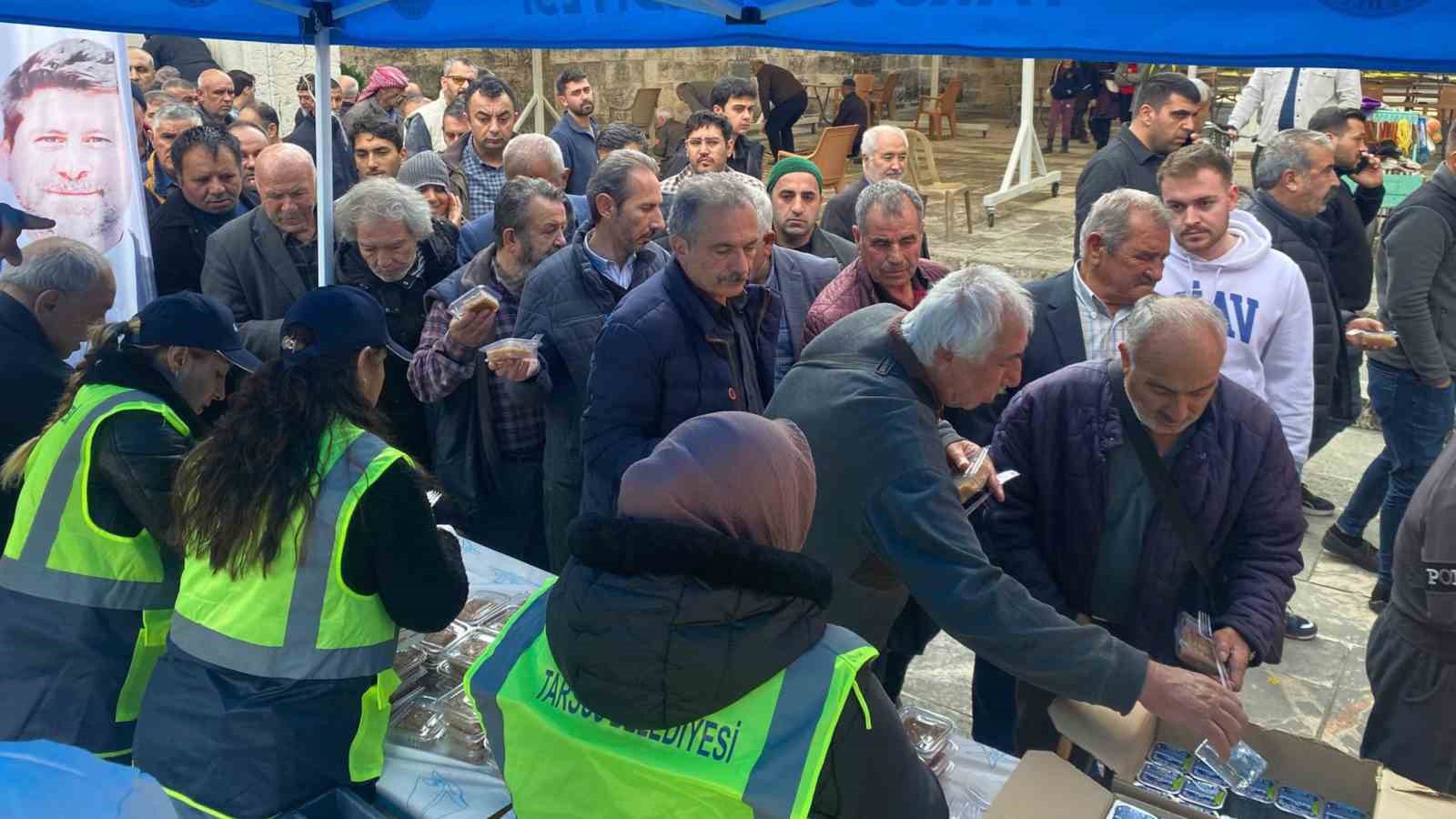 Tarsus&rsquo;ta şehitler i&ccedil;in helva ikramı
