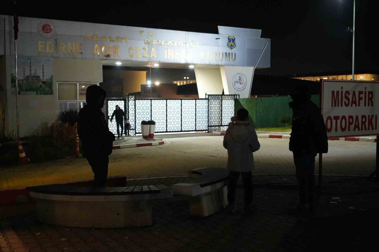 Edirne&rsquo;de tahliye sevinci kameralara yansıdı: Koşarak &ccedil;ıkıp r&ouml;portaj arasına girdi

