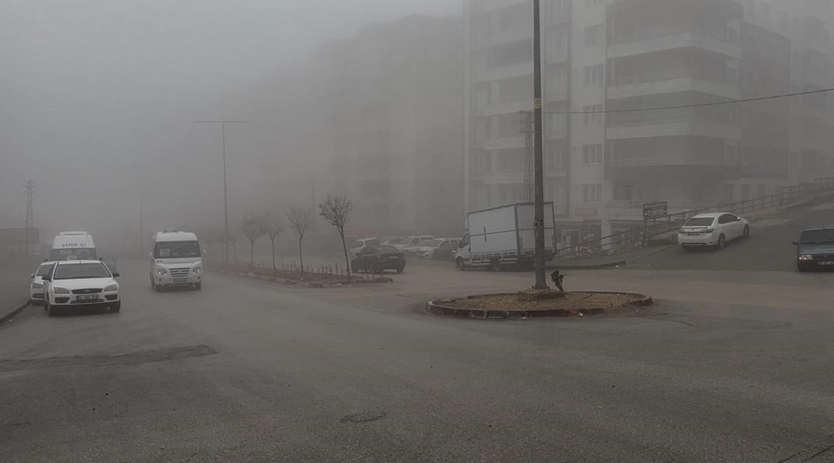 Besni’de yoğun sis ve sağanak yağış hayatı olumsuz etkiledi