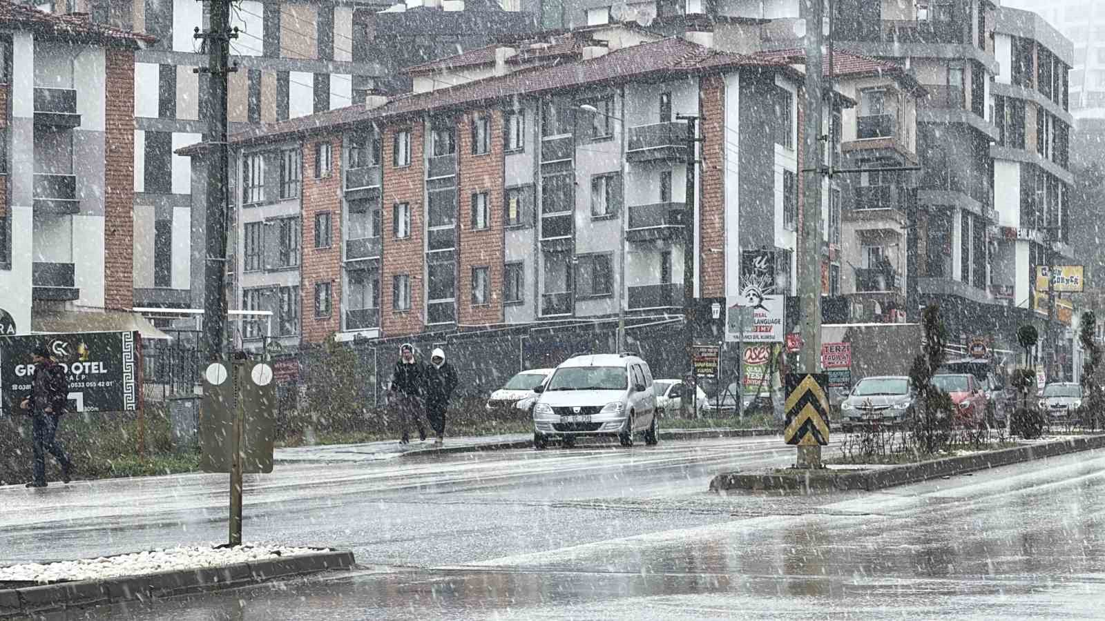 D&uuml;zce&rsquo;ye mevsimin ilk karı d&uuml;şt&uuml;

