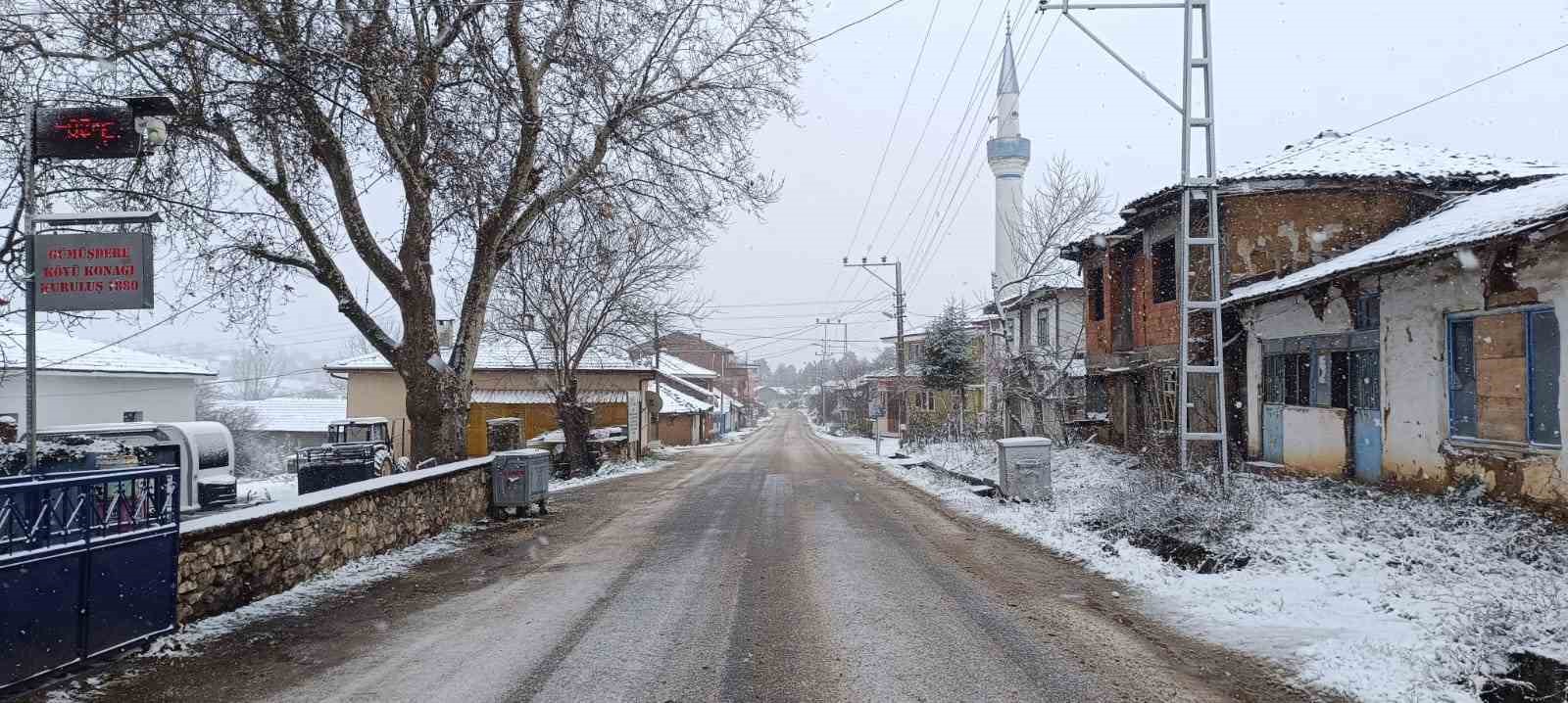 Bilecik&rsquo;in y&uuml;ksek kesimlerine mevsimin ilk karı d&uuml;şt&uuml;
