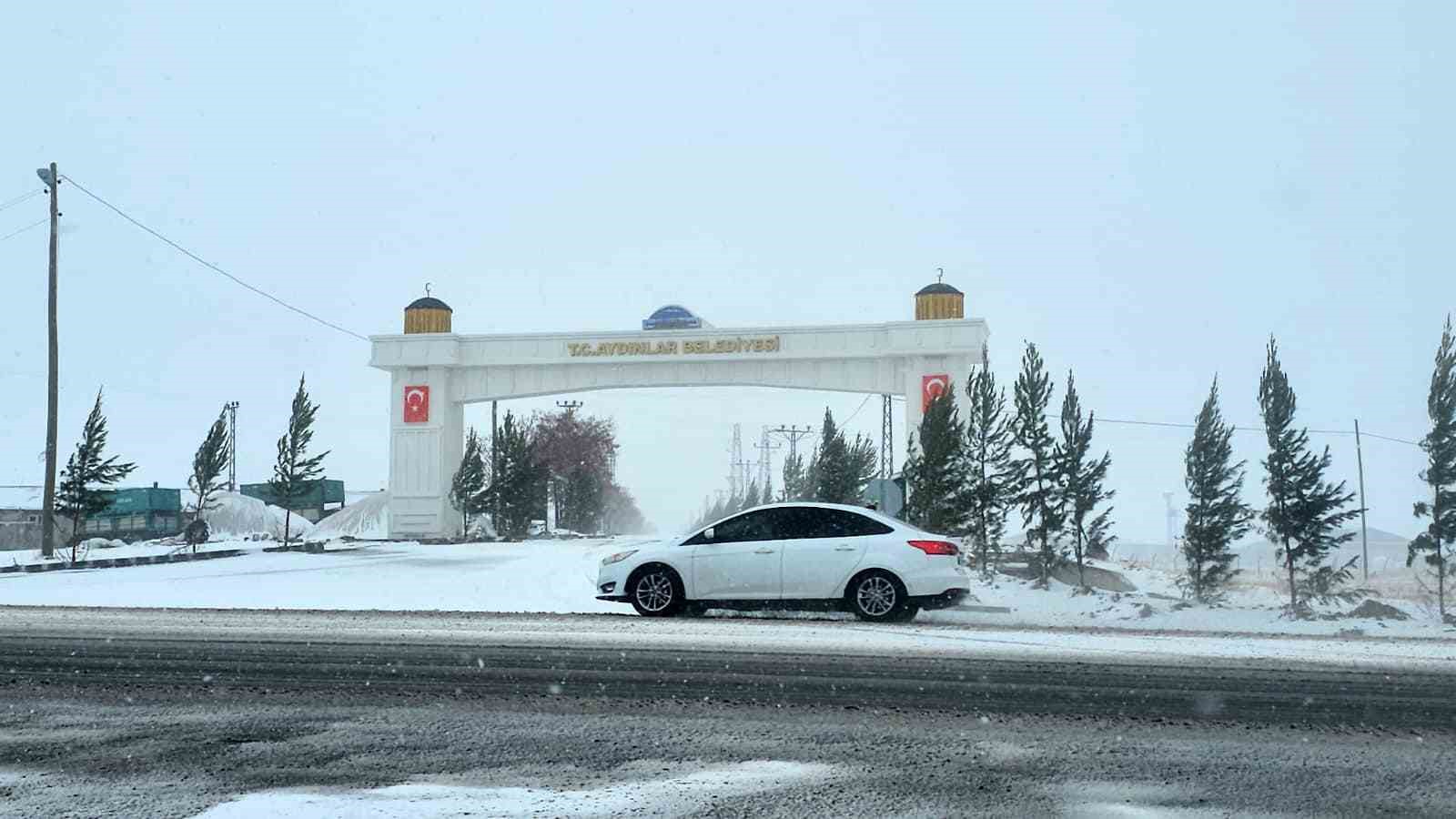 Y&uuml;ksek rakımlı Aydınlar beldesinde kar esareti başladı
