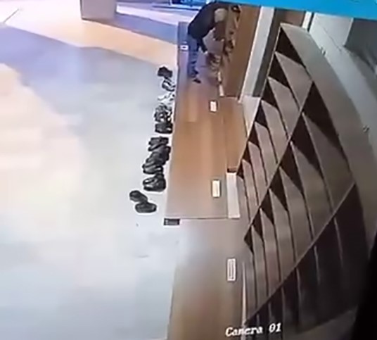 Camide ayakkabı hırsızlığı