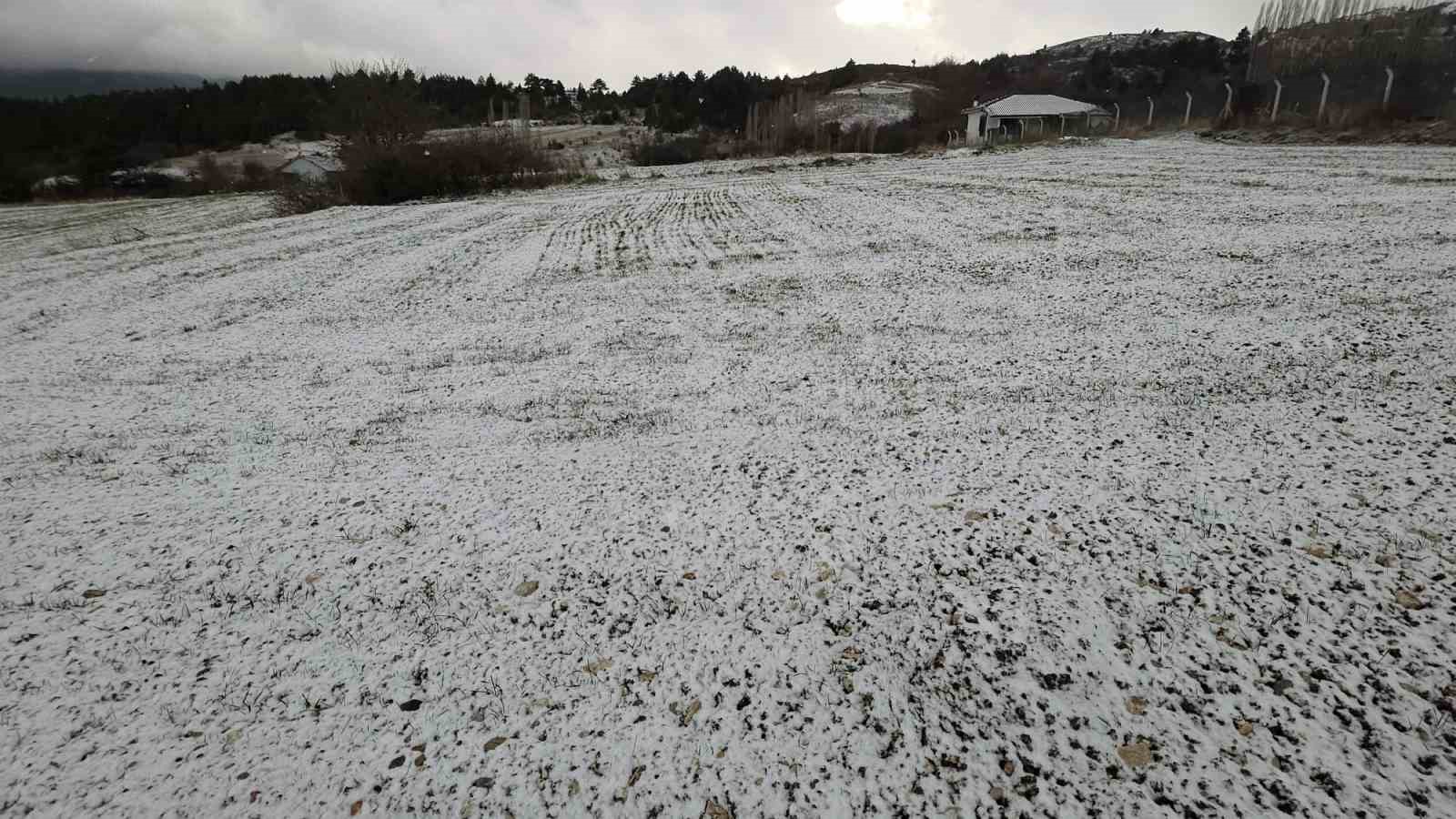 K&uuml;tahya&rsquo;nın y&uuml;ksek kesimleri mevsimin ilk karıyla beyaza b&uuml;r&uuml;nd&uuml;
