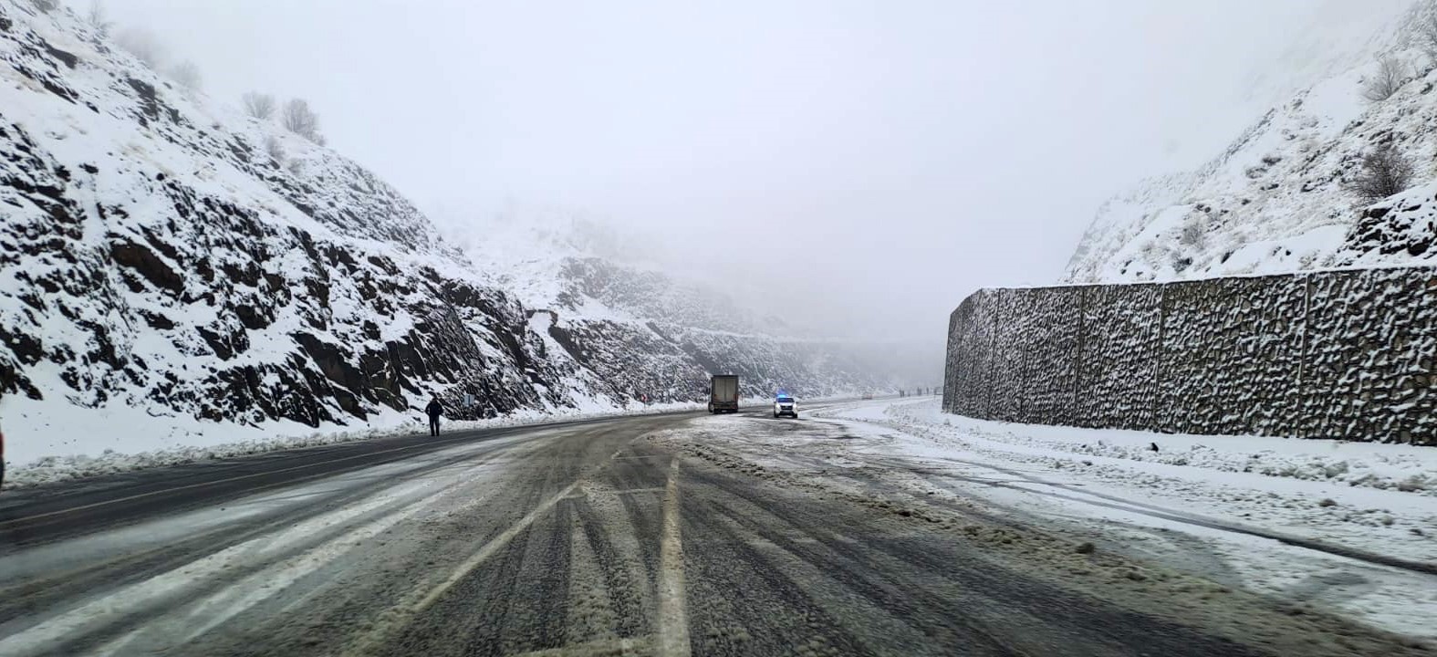 Diyarbakır’da kar yağışı etkili oldu, bazı araçlar yolda kaldı